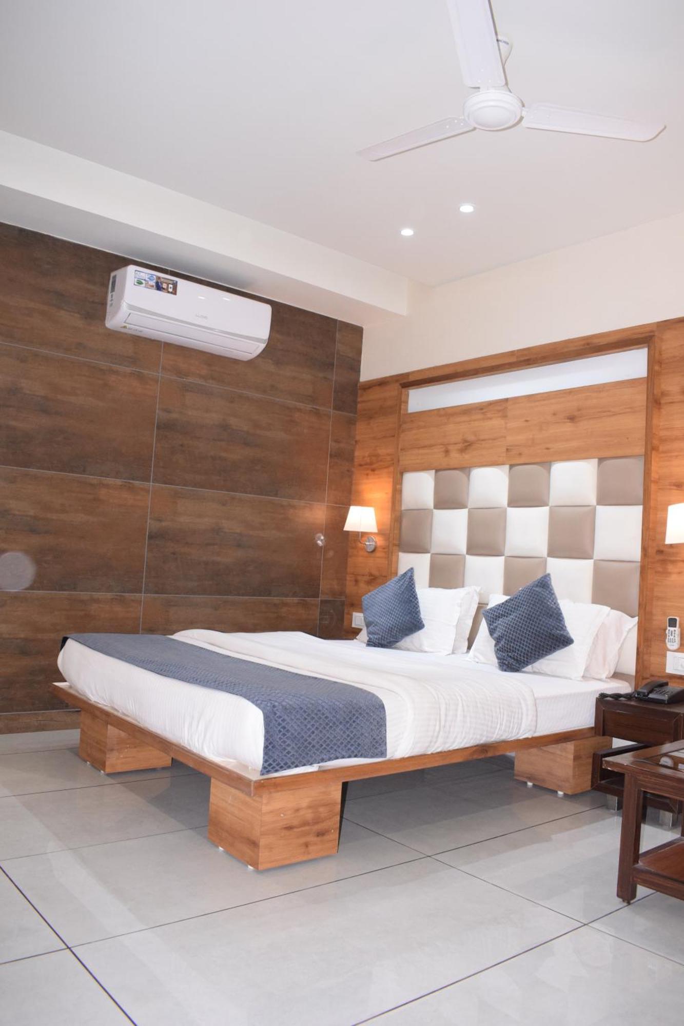 Hotel Viram Pardi Экстерьер фото